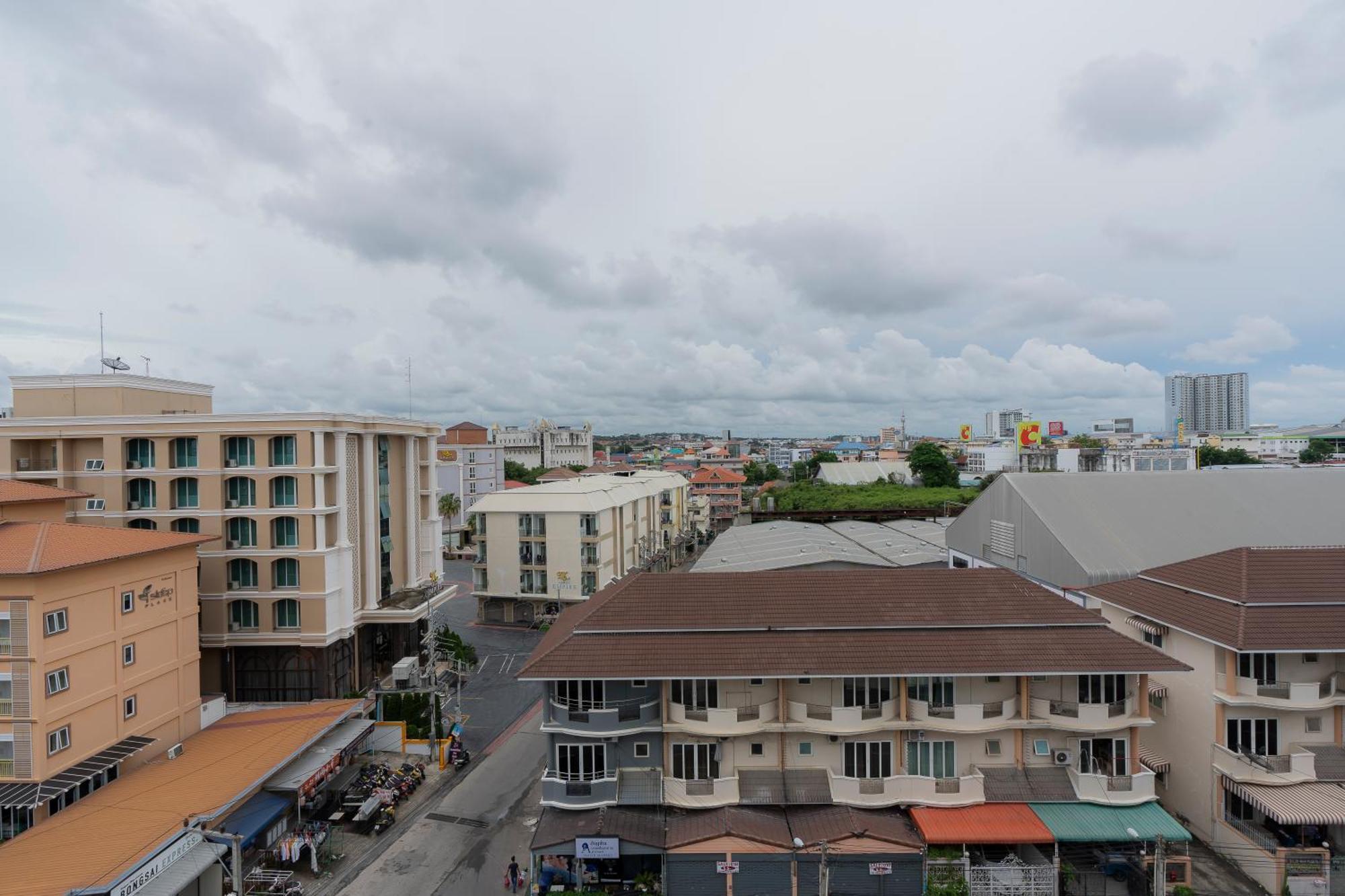 The Grass Serviced Suites Pattaya Exteriör bild