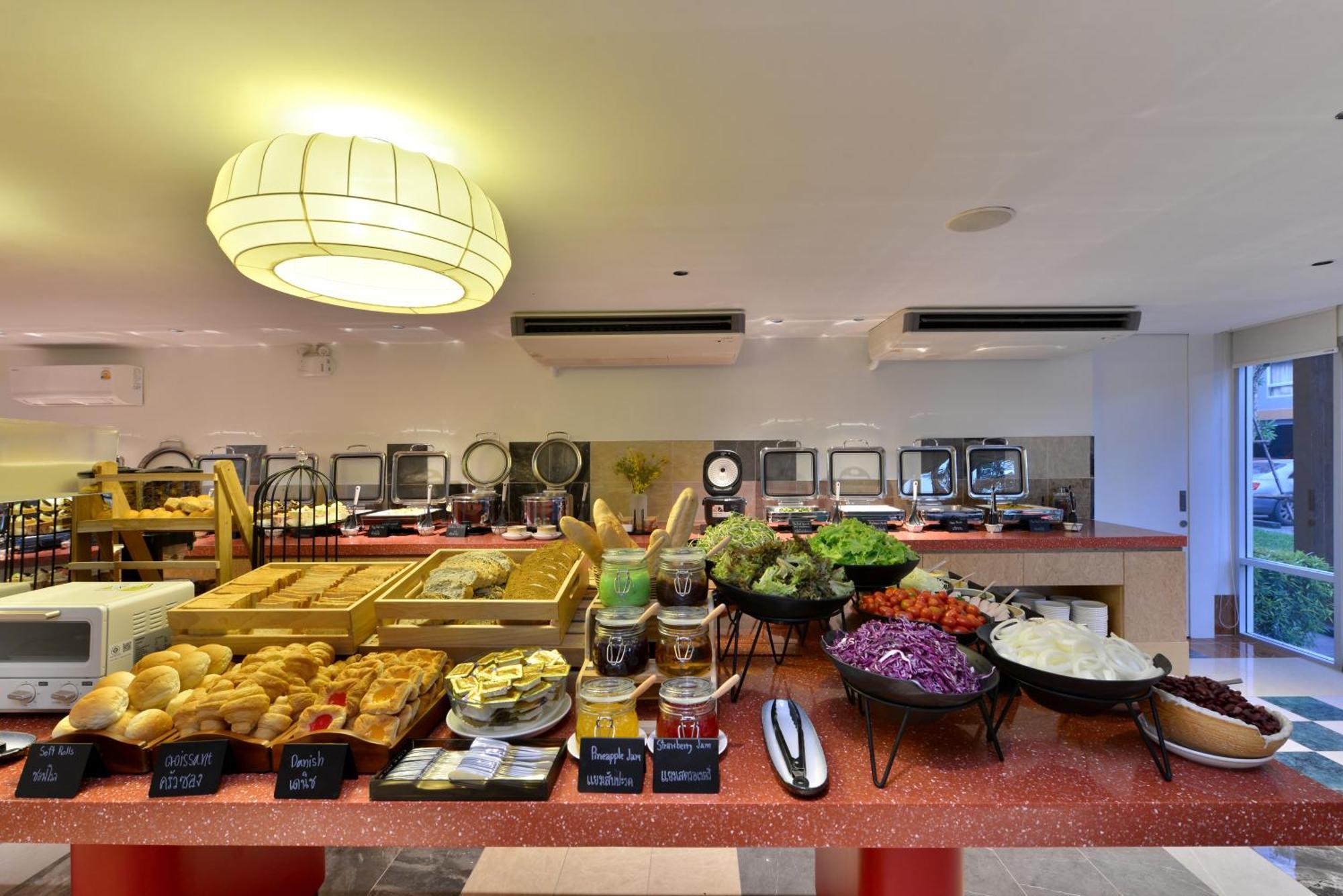 The Grass Serviced Suites Pattaya Exteriör bild