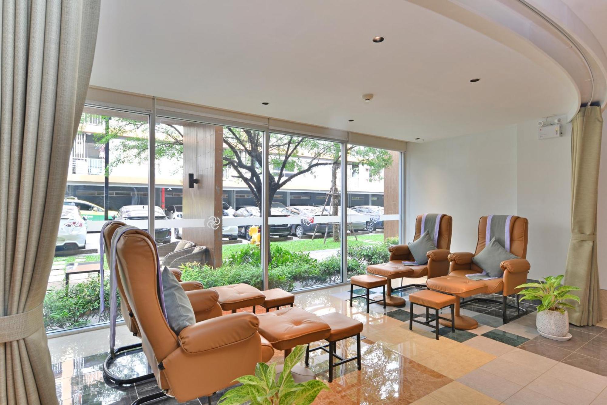 The Grass Serviced Suites Pattaya Exteriör bild
