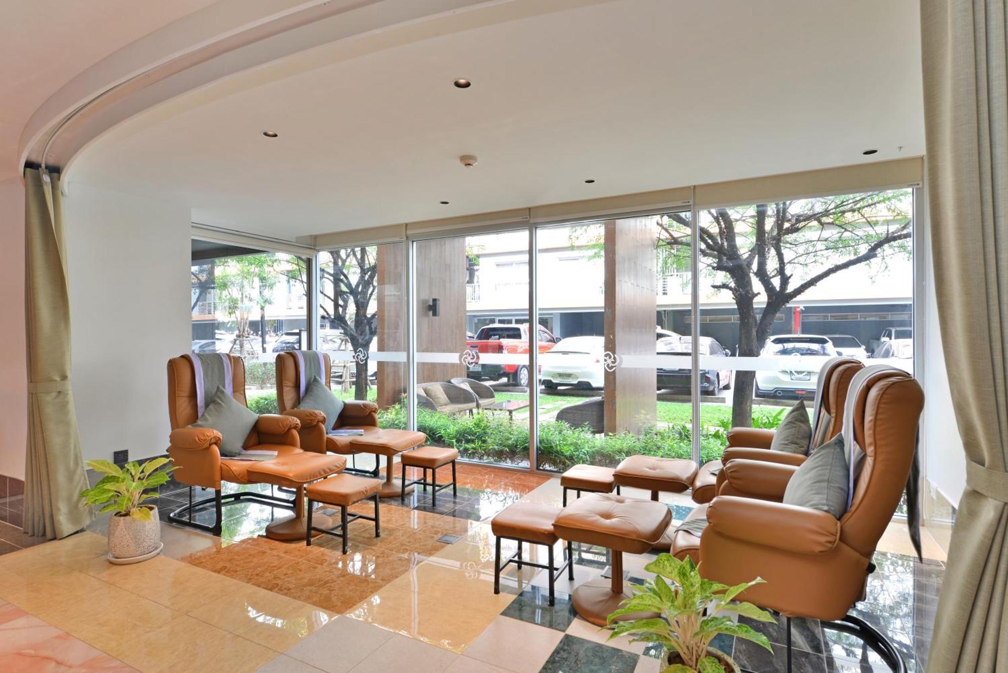 The Grass Serviced Suites Pattaya Exteriör bild